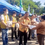 Camat Neglasari Andhika Nugraha (kiri) memberikan sembako kepada masyarakat-1681200373