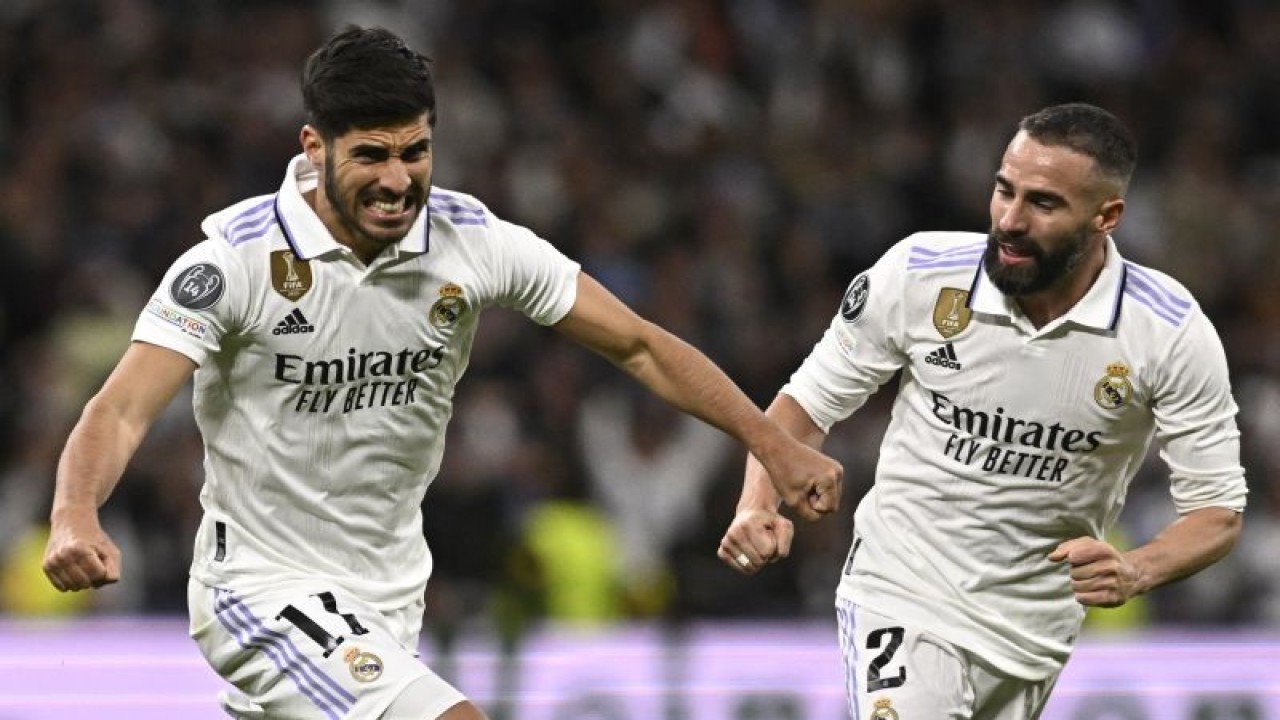 Pemain tengah Real Madrid Marco Asensio (kiri) merayakan gol kedua timnya bersama rekannya Dani Carvajal dalam pertandingan leg pertama perempat final Liga Champions melawan Chelsea di stadion Santiago Bernabeu Madrid 12 April 2023. (ANTARA/AFP/OSCAR DEL POZO)