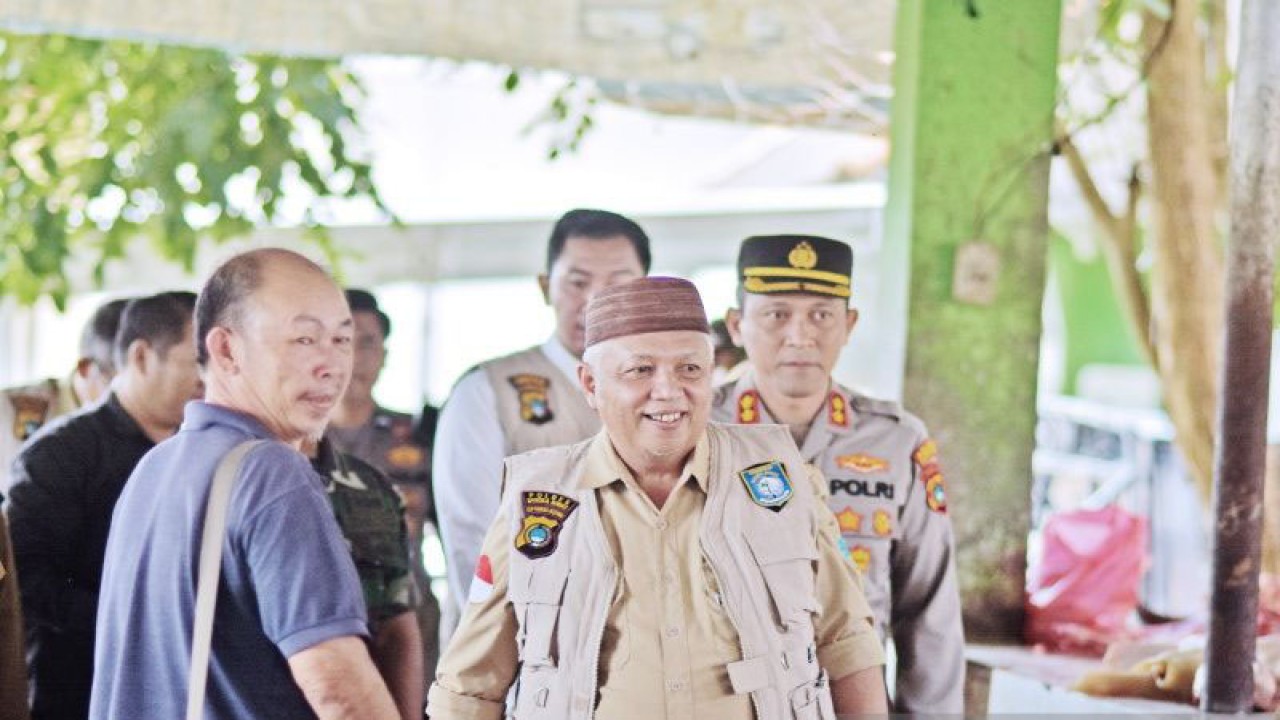 Bupati Bangka Barat Sukirman bersama Kapolres AKBP Catur Prasetiyo dan tim Satgas Pangan memantau Pasar Mentok dan beberapa gudang sembako untuk memastikan stok, harga dan distribusi dalam kondisi aman menjelang Idul Fitri 1444 Hijriah. (ANTARA/ Donatus Dasapurna)