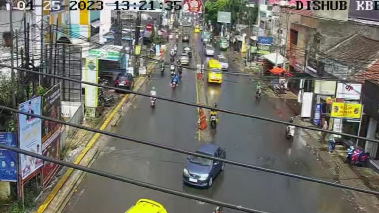 Tangkapan layar CCTV yang memantau Simpang Tagog Padalarang, Kabupaten Bandung Barat, Jawa Barat, Selasa (25/4/2023). ANTARA/CCTV Kabupaten Bandung Barat