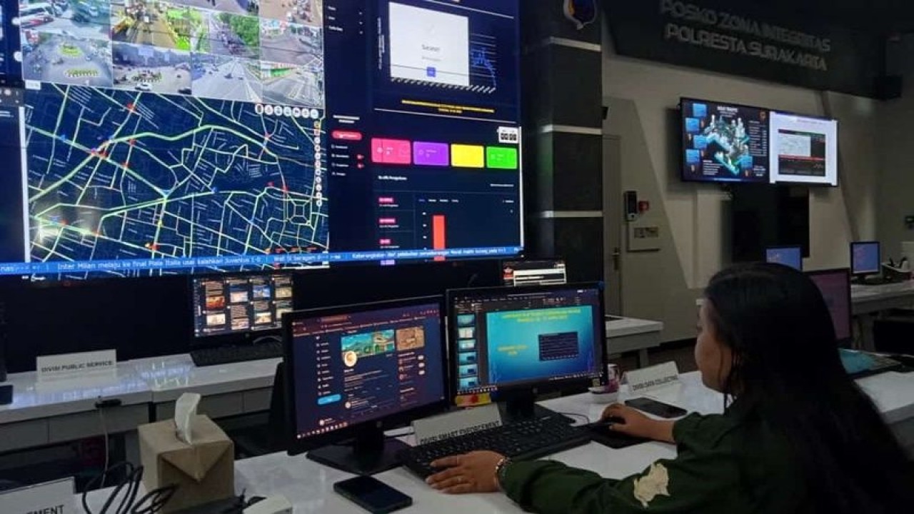 Seorang petugas saat melakukan pemantauan arus lalulintas dari layar monitor melalui enam CCTV di runag TMC Polresta Surakarta, Kamis (27/4/2023). ANTARA/HO- Humas Polresta Surakarta.