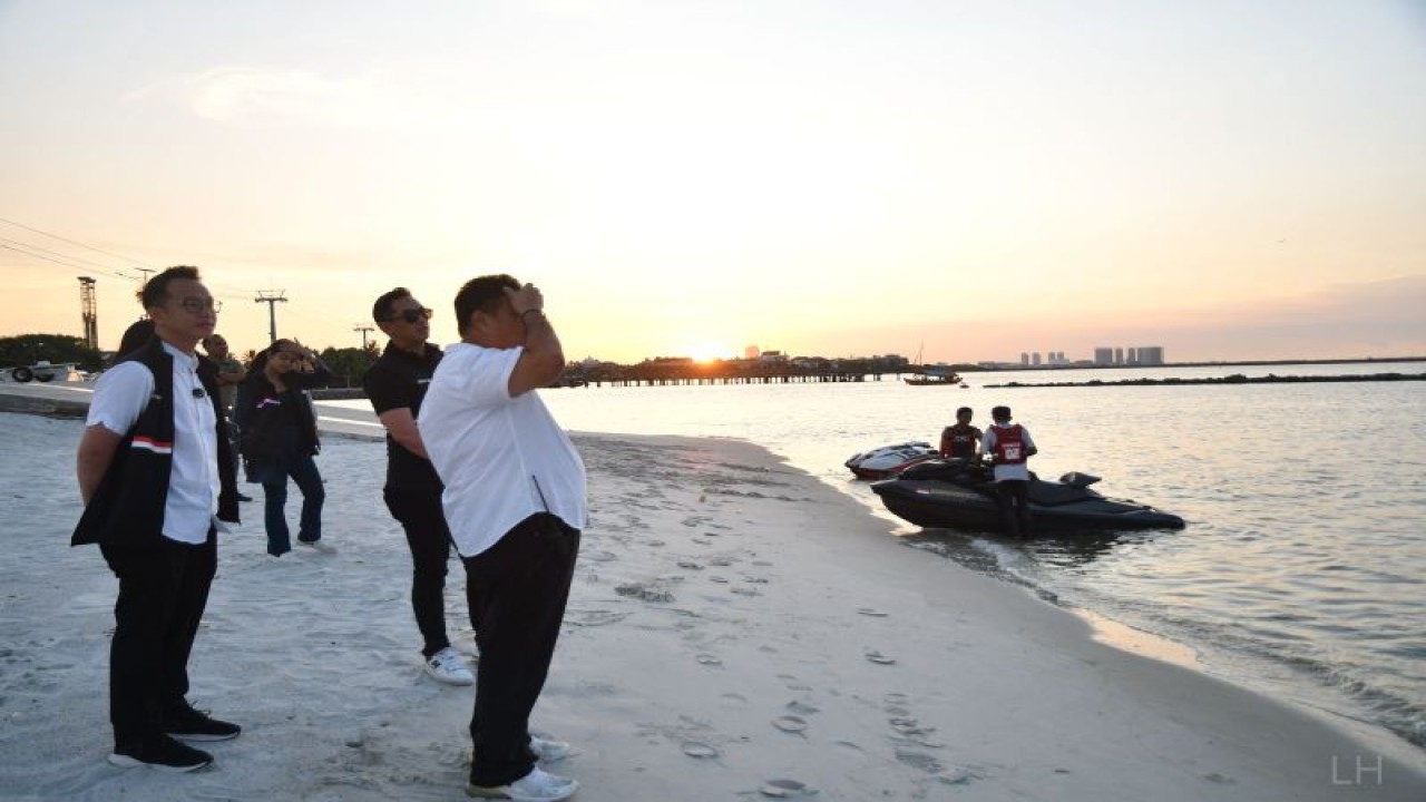 CdM Kontingen Indonesia Lexyndo Hakim (kiri) meninjau langsung persiapan atlet jetski menuju SEA Games XXXII/2023 Kamboja di Pantai Marina Ancol, Jakarta Utara, Selasa (18/4/2023). (ANTARA/HO-KOI)