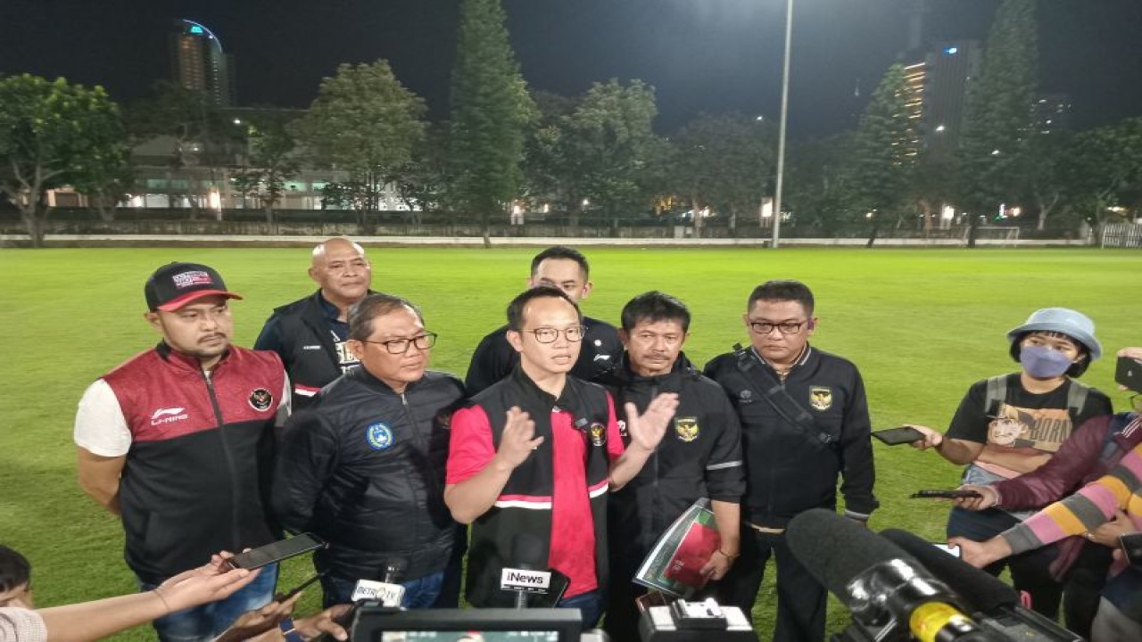 Chef de Mission (CdM) SEA Games Kamboja Lexyndo Hakim menjawab pertanyaan para pewarta di lapangan latihan Gelora Bung Karno, Jakarta, Rabu (5/4/2023). (ANTARA/RAUF ADIPATI)