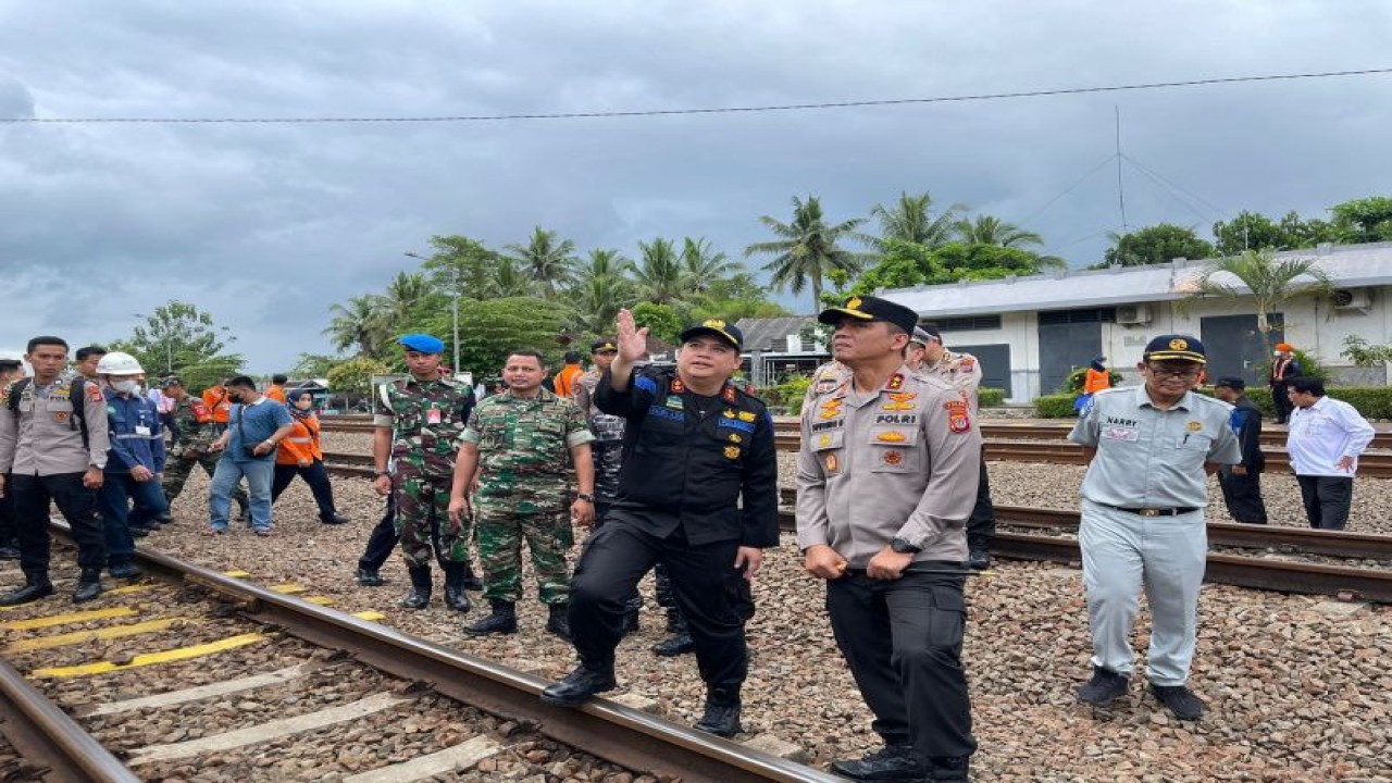 Kapolda DIY Irjen Pol Suwondo Nainggolan mengecek jalur kereta api. (ANTARA/HO-Dokumen Humas Daop 6 Yogyakarta)