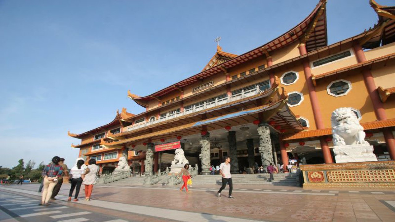 MEDAN, 4/2 - OBJEK WISATA CEMARA ASRI. Sejumlah warga berkunjung ke objek wisata Maha Vihara Maitreya Cemara Asri di Medan, Sumut, Minggu (3/2). Menyambut Imlek 2564, salah satu vihara terbesar di kota Medan itu ramai dikunjungi wisatawan lokal dan mancanegara. FOTO ANTARA/Septianda Perdana/Koz/Spt/13. (ANTARAFOTO/Septianda Perdana)
