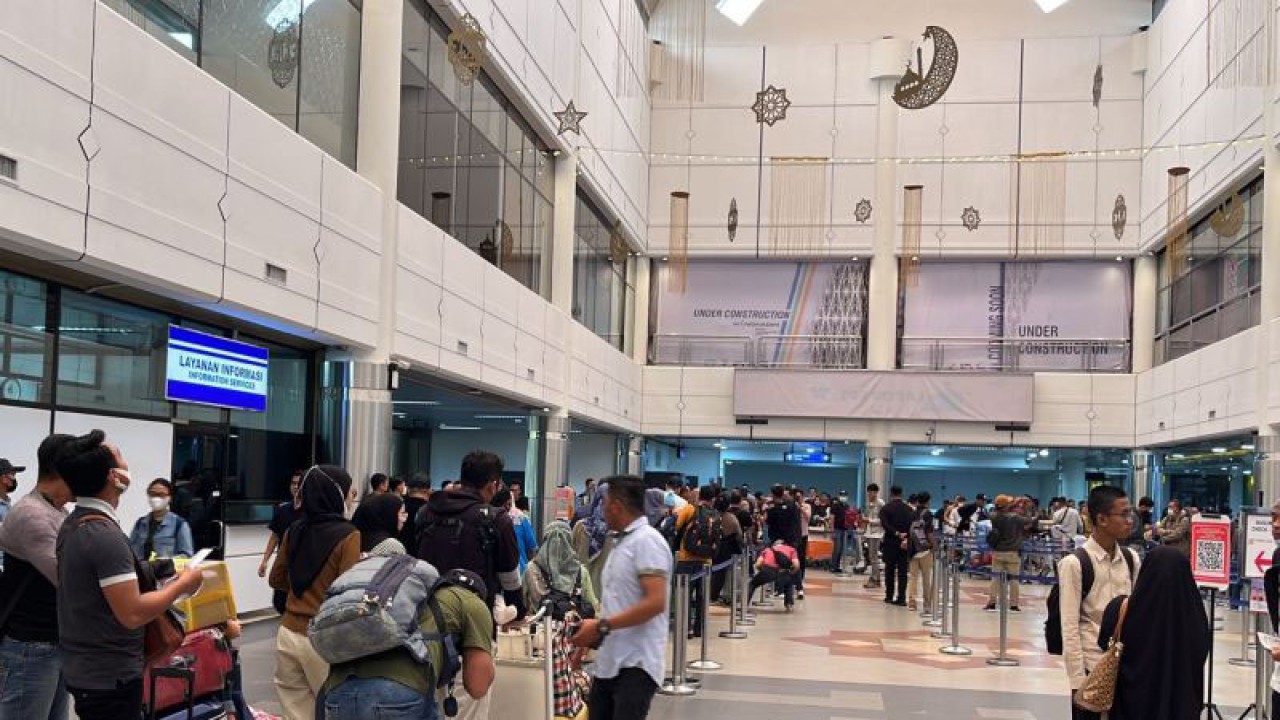 Antrean penumpang di area check ini Bandara Internasional Batam Hang Nadim. ANTARA/Yude