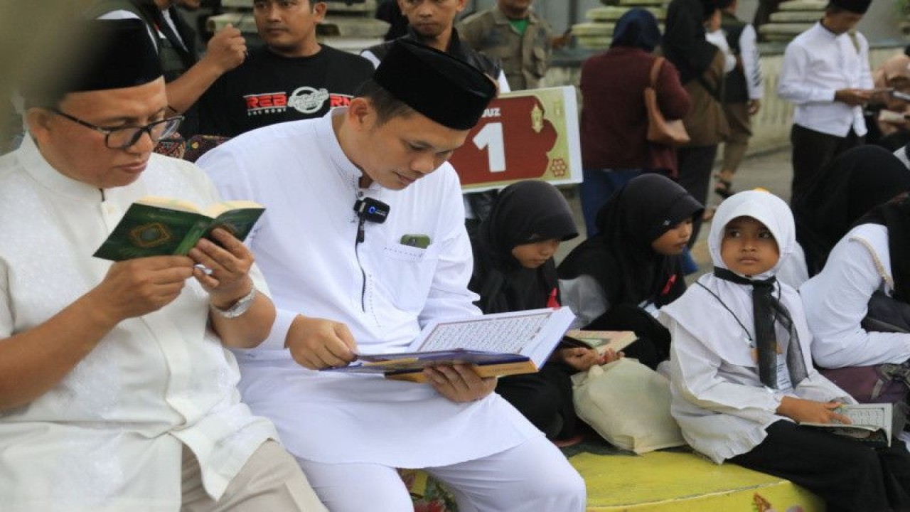 Penjabat Wali Kota Tasikmalaya Cheka Virgowansyah (kedua kiri) membaca Al Quran bersama dengan masyarakat dan anak yatim piatu dalam acara Ngaji 30 Juz On The Road di Kota Tasikmalaya, Jawa Barat. (ANTARA/HO-Pemkot Tasikmalaya)