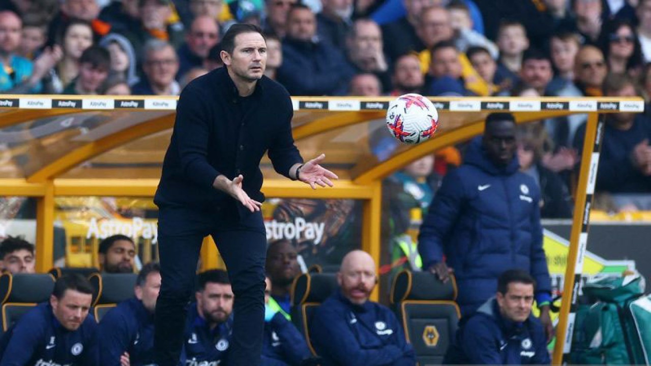 Pelatih Chelsea Frank Lampard bersiap menangkap bola di pinggir lapangan saat pertandingan Liga Inggris melawan Wolverhampton Wanderers di Molineux Stadium, Wolverhampton, Inggris (8/4/2023). Pada laga tandang tersebut Chelsea keok 0-1 di kandang Wolverhampton Wanderers. ANTARA FOTO/​​Action Images via Reuters/Paul Childs/aww.