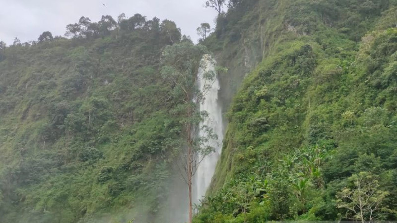 Curug Citambur di Kecamatan Pasirkuda, Cianjur, Jawa Barat. ANTARA/Ahmad Fikri