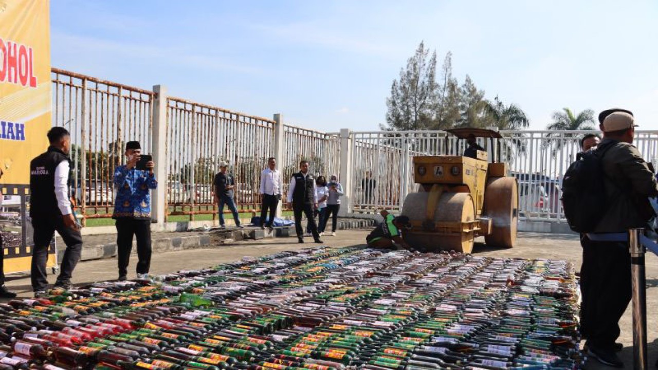 Petugas Polres Bogor memusnahkan barang sitaan di Stadion Pakansari, Cibinong, Kabupaten Bogor, Jawa Barat, Senin (17/4/2023). (ANTARA/HO-Humas Polres Bogor)