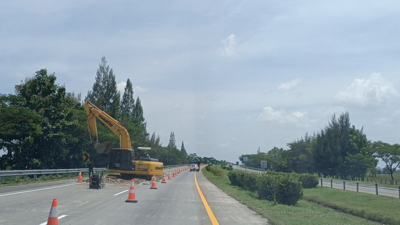 Pekerja dengan menggunakan alat berat saat melakukan pekerjaan di ruas Jalan Tol Cikopo-Palimanan, Jawa Barat, Selasa (4/4/2023). ANTARA/Khaerul Izan