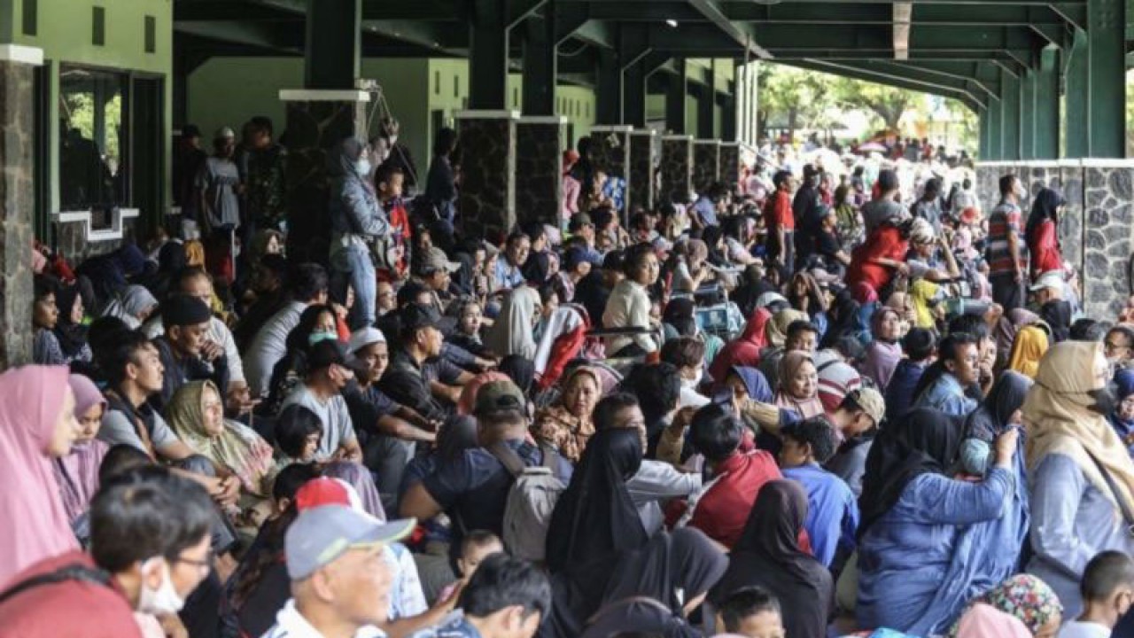 Warga antre untuk pengobatan tradisional di Markas Kostrad Cilodong, Depok, Jawa Barat, Senin (3/4/2023). Antrean tersebut untuk mendapatkan giliran pengobatan tradisional Ida Dayak yang diselenggarakan pada 3-4 April 2023. (ANTARA FOTO/Asprilla Dwi Adha/aww).