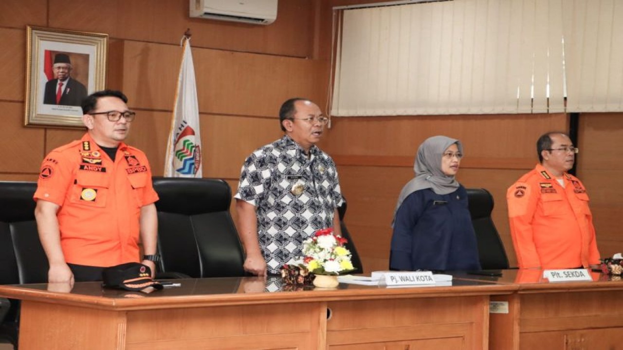 Penjabat (Pj) Wali Kota Cimahi Dikdik Suratno Nugrahawan (kedua kiri) bersama jajaran dalam acara konsultasi publik Rencana Penanggulangan Bencana (RPB) Kota Cimahi, Kamis (6/4/2023). (ANTARA/Istimewa)