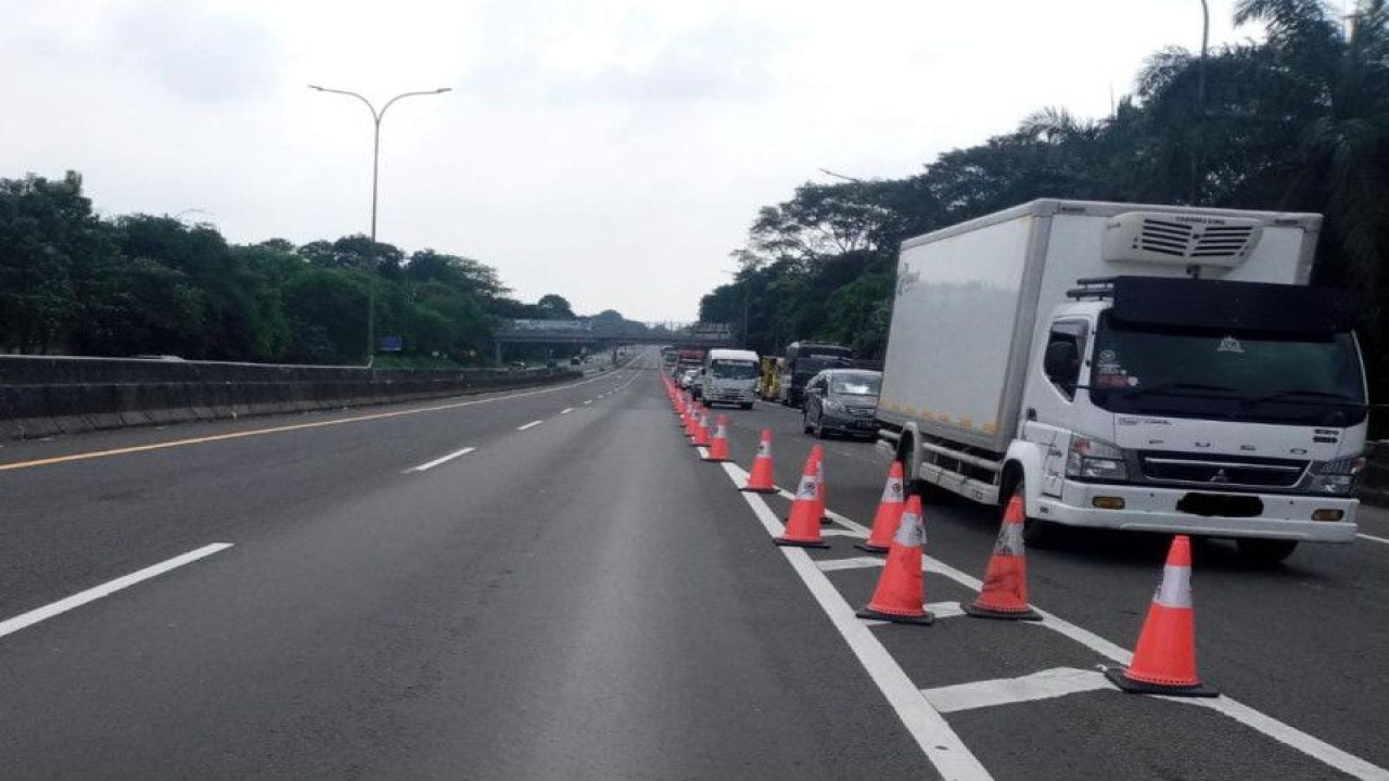 "Contraflow "di jalan Tol Jakarta-Cikampek. ANTARA/HO-Jasa Marga.