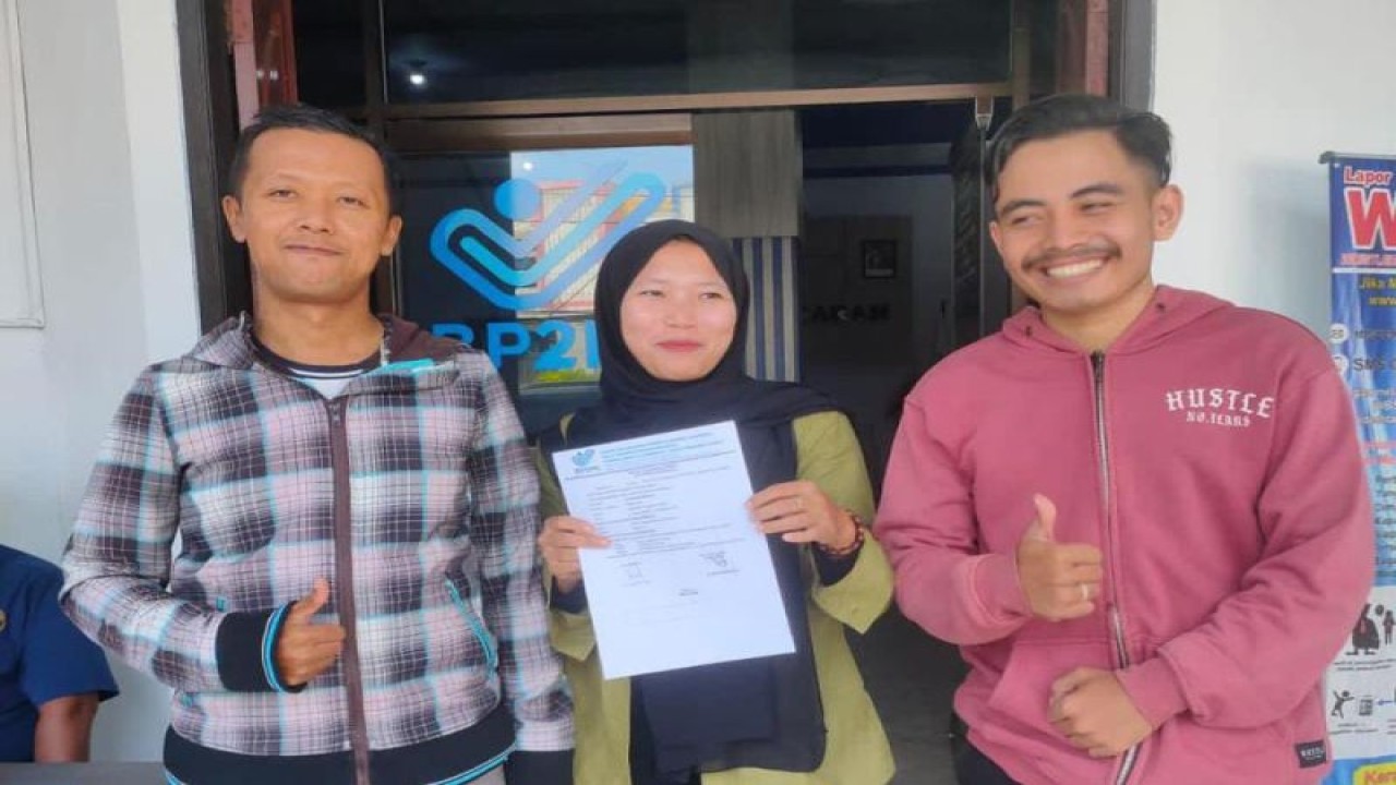 Calon pekerja migran Indonesia (CPMI) tujuan Negara Saudi Arabia (tengah) yang dipulangkan karena terbukti berangkat secara ilegal. (Foto: ANTARA/HO Disnaker)