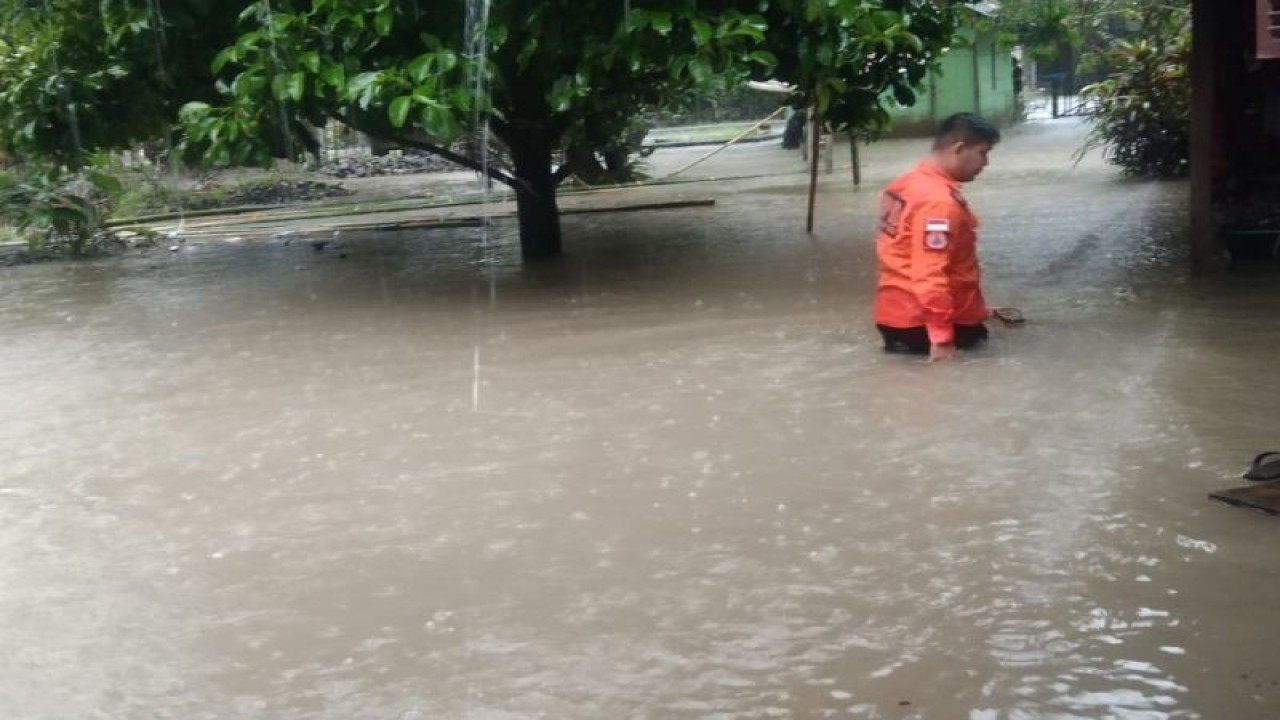 Ilustrasi: Hujan dengan intensitas lebat yang mengguyur wilayah Kabupaten Bolaang Mongondow, Sulawesi Utara (Sulut) menyebabkan banjir di Kecamatan Bolaang dan Kecamatan Sangtombolang (ANTARA/Stafsus Gubernur)