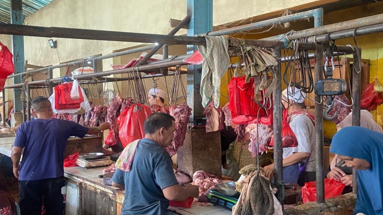 Pedagang daging sapi di Pasar Gudang Lelang, Bandarlampung (ANTARA/HO)