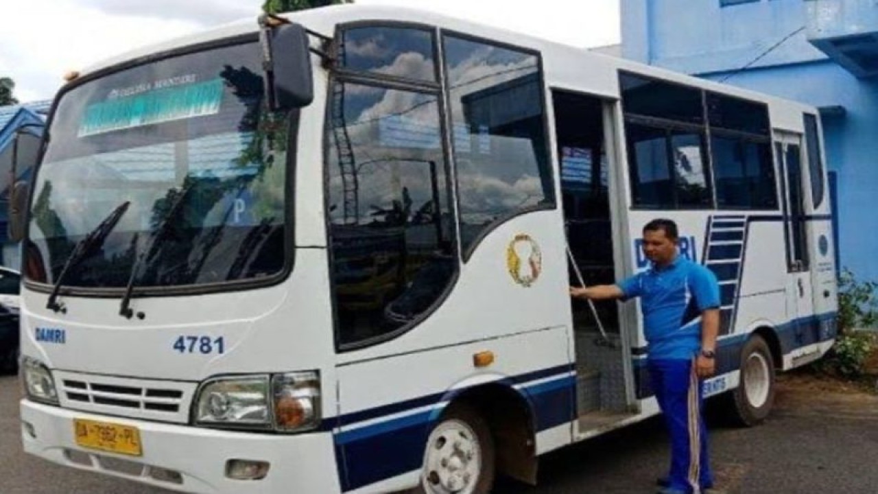 Satu unit bus Damri disiapkan untuk pemudik secara gratis saat arus balik mudik Lebaran 2023 di Pelabuhan Lembar, Kabupaten Lombok Barat, Nusa Tenggara Barat. (ANTARA/HO-Polres Lobar)