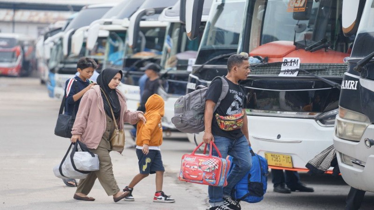 Ilustrasi penumpang bus DAMRI. (ANTARA/HO-DAMRI)