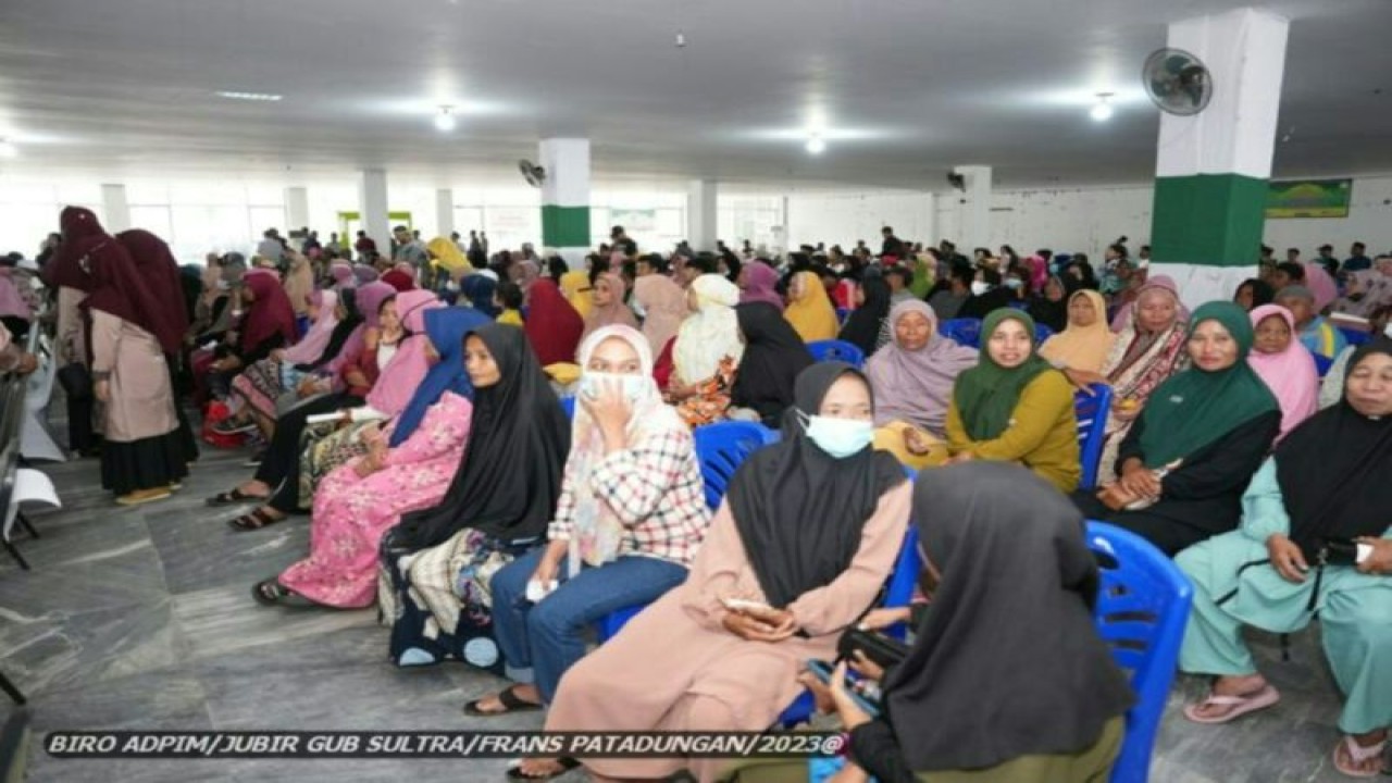 Acara penyaluran zakat penghasilan dari ASN di Kabupaten Kolaka Utara, Provinsi Sulawesi Tenggara. (ANTARA/HO Pemprov Sultra)