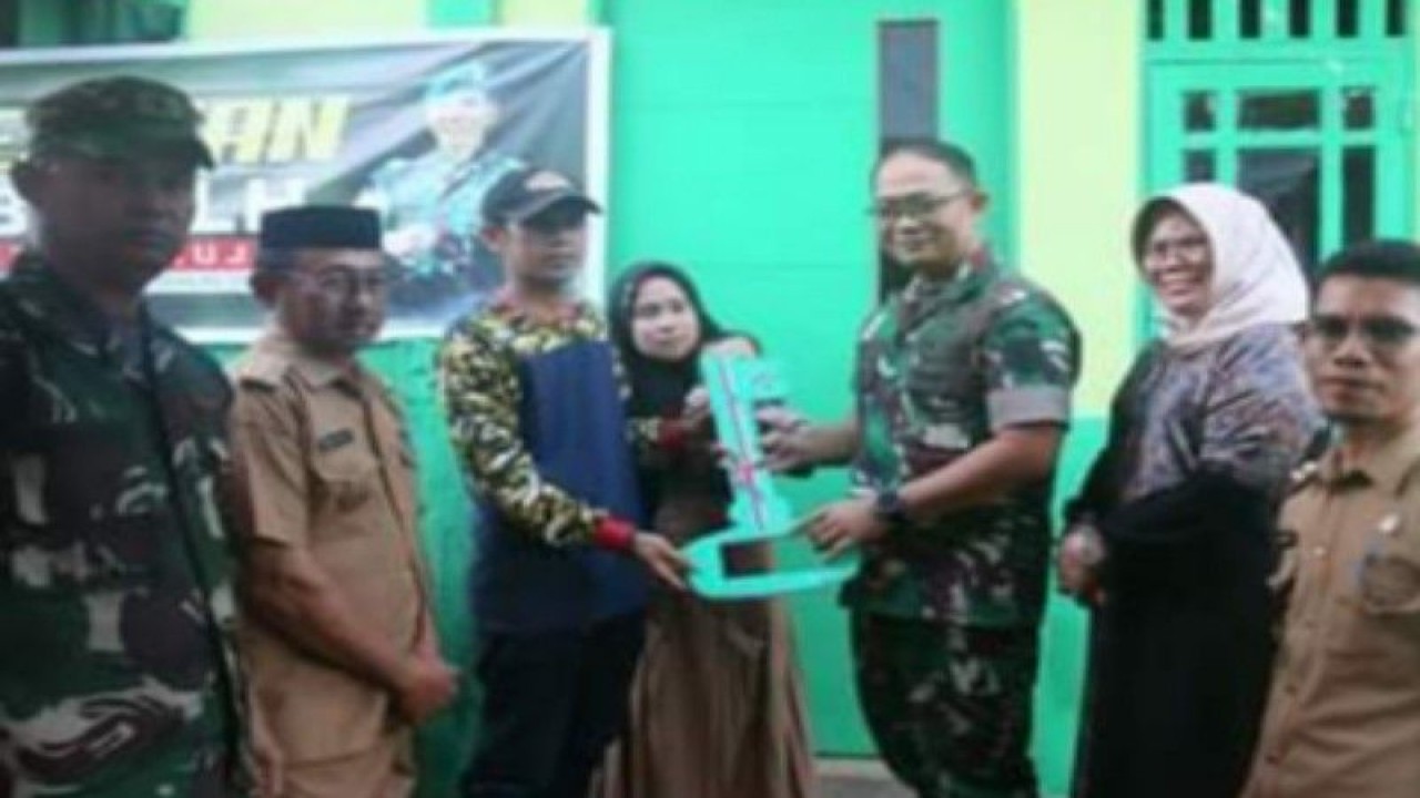 Kodim 1418/Mamuju Provinsi Sulawesi Barat (Sulbar) menyerahkan bantuan rumah tidak layak huni (RTLH) kepada warga masyarakat, di Mamuju, Selasa (11/4/2023). ANTARA/M Faisal Hanapi