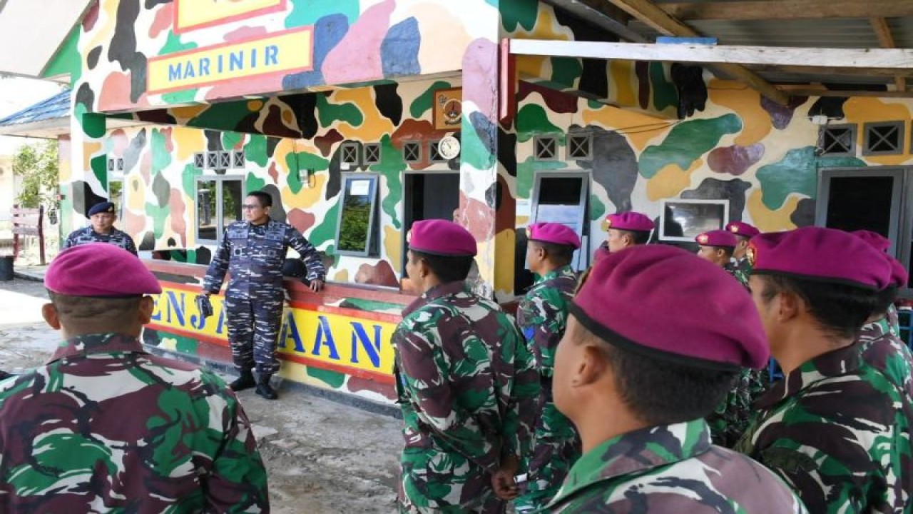 Komandan Pangkalan Utama TNI AL XIII (Danlantamal XIII) Tarakan Laksamana Pertama TNI Deni Herman melaksanakan peninjauan kesiapsiagaan personel dan materil penunjang Pos TNI AL yang bertugas di wilayah perbatasan Indonesia - Malaysia di Kecamatan Sebatik, Kabupaten Nunukan, Kalimantan Utara, Rabu (5/4). ANTARA/HO-Lantamal XIII Tarakan.