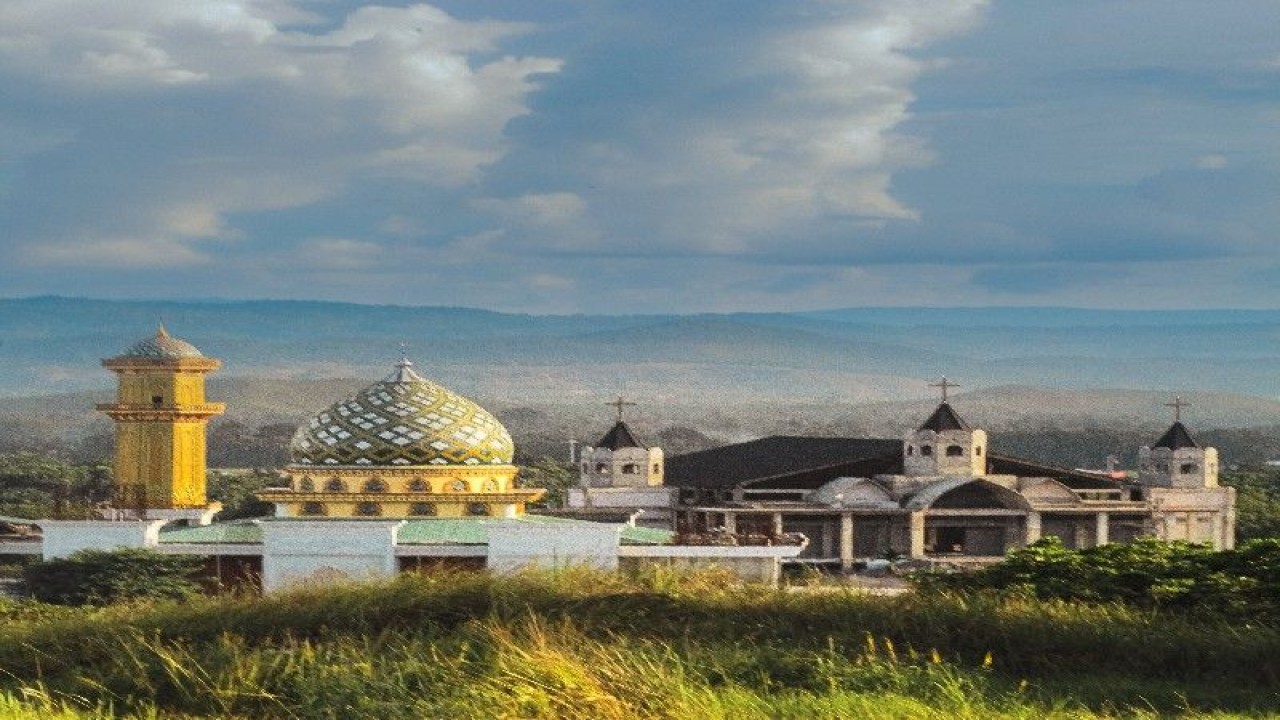Arsip - Rumah ibadat berdampingan di Sentani, Kabupaten Jayapura, Papua. (ANTARA/Whens Tebay)
