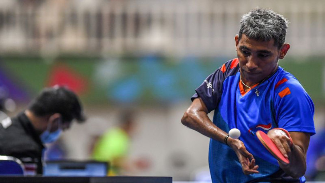 Petenis meja DKI Jakarta David Jacobs mengembalikan bola ke arah lawannya petenis meja Papua Ramli Saleh pada babak grup tenis meja putra klasifikasi TT10 di Istora Papua Bangkit, Kabupaten Jayapura, Papua, Kamis (11/11/2021). ANTARA FOTO/Raisan Al Farisi/hp.