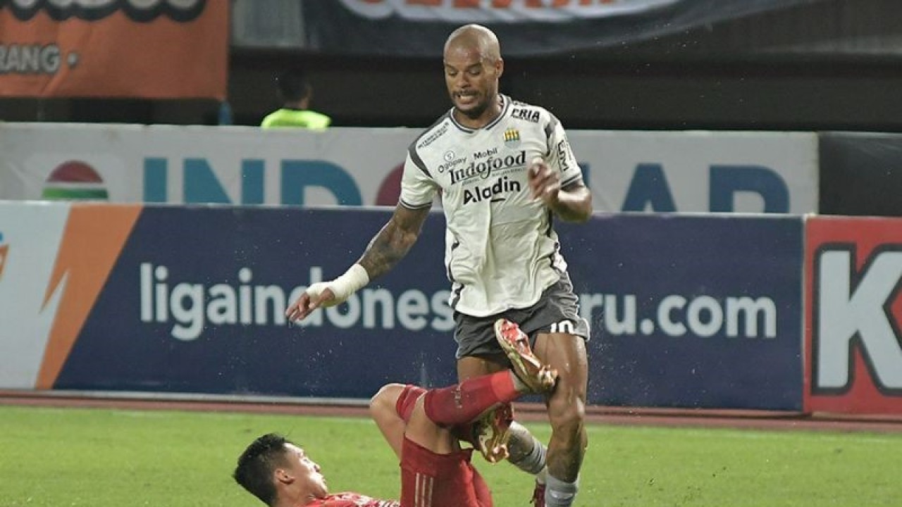 Pesepak bola Persija Jakarta Syahrian Abimanyu (kiri) menghadang pergerakan pesepak bola Persib Bandung David Da Silva (kanan) pada lanjutan Liga 1 di Stadion Patriot Chandrabhaga, Bekasi, Jawa Barat, Jumat (31/3/2023). ANTARA FOTO/ Fakhri Hermansyah/rwa.
