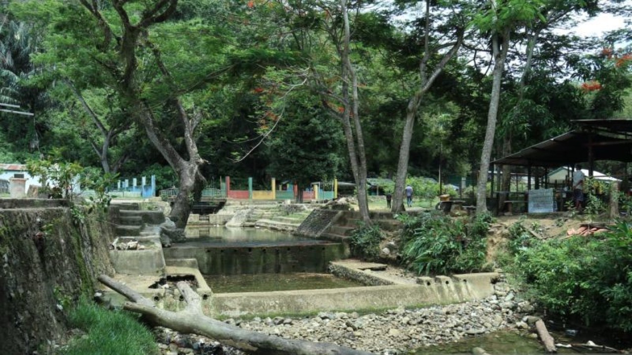 Kolam pemandian Mata Ie di Aceh Besar mengalami penurunan debit air hingga kekeringan di Aceh Besar, Minggu (2/4/2023).(ANTARA/Nurul Hasanah)