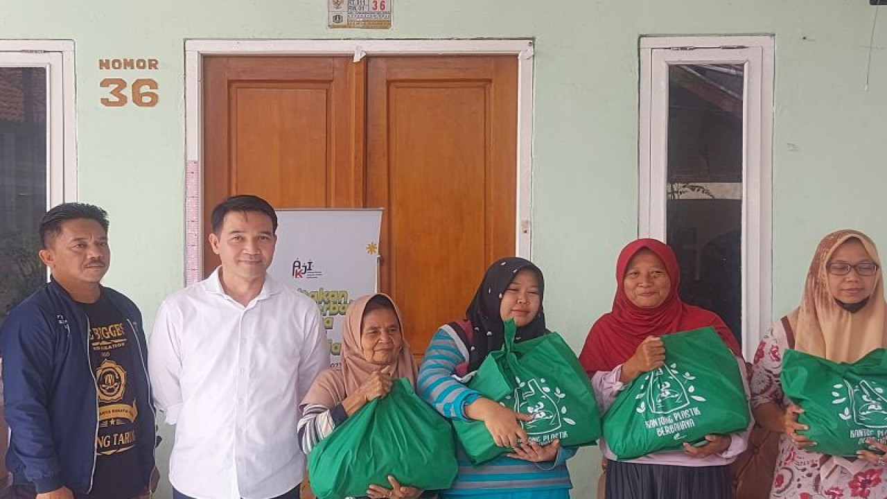 Perwakilan warga RW01 Rawa Badak Selatan menerima bantuan kemanusiaan sebanyak 115 paket bantuan berupa peralatan dan perlengkapan sekolah, serta 100 paket sembako secara simbolis di Balai RW01 Rawa Badak Selatan Nomor 36, Koja, Jakarta Utara, Kamis (6/4/2023). ANTARA/Abdu Faisal