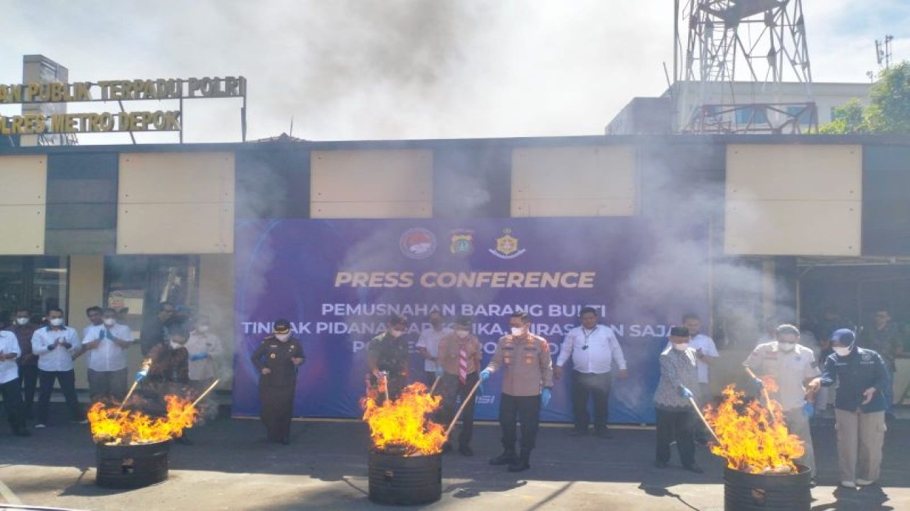 Pemusnahan barang bukti kejahatan selama Ramadhan 1444 Hijriah, di Depok, Jawa Barat, Jumat (14/4/2023). ANTARA/HO-Polres Metro Depok)