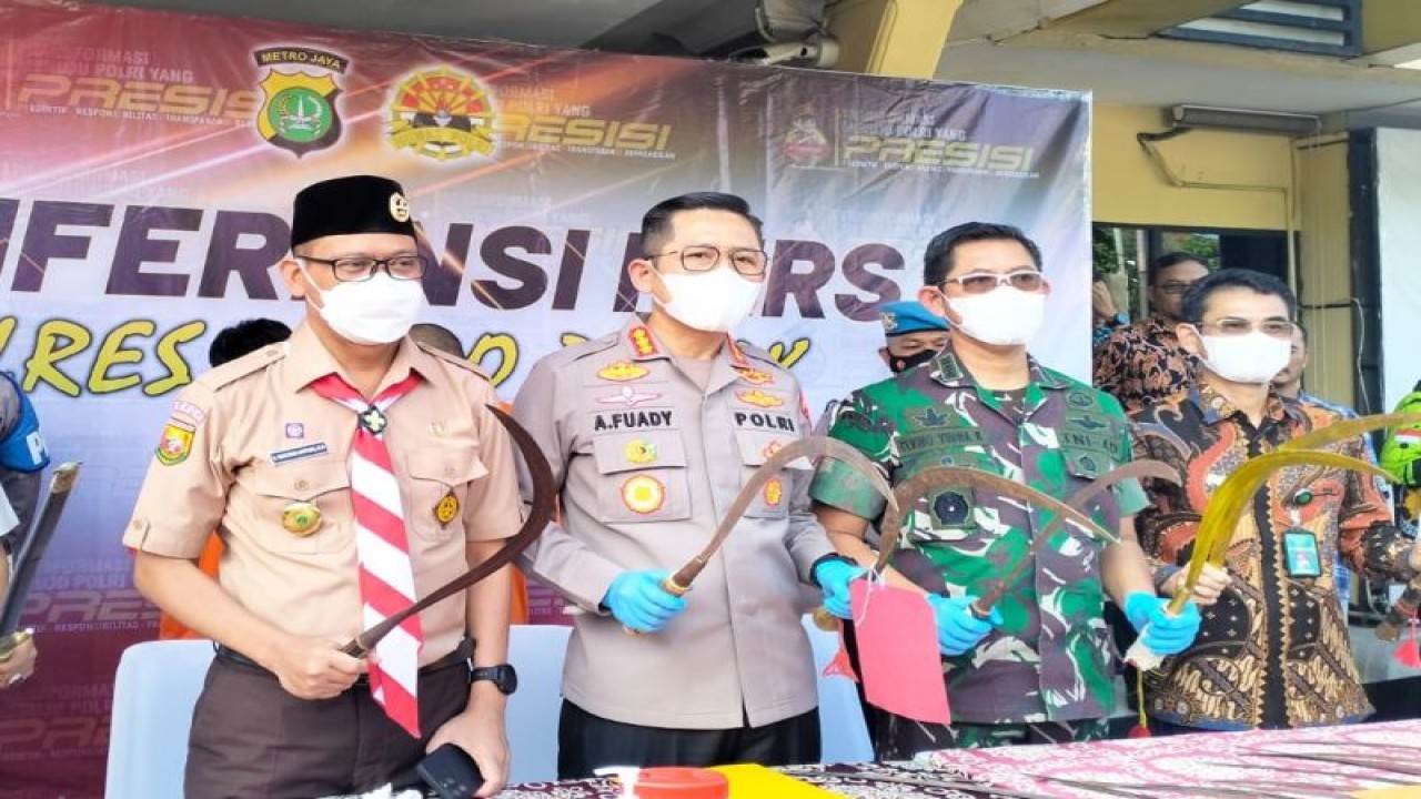 Wakil Wali Kota Depok Imam Budi Hartono, Kapolres Metro Depok Kombes Pol. Ahmad Fuady (kiri ke kanan) ketika memberikan keterangan kepada wartawan. (ANTARA/Foto: istimewa)