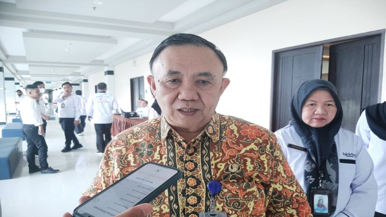 Deputi Bidang KSPK BKKBN, Nopian Andusti didampingi Kepala BKKBN Provinsi Kepri, Rohina. (Ogen)