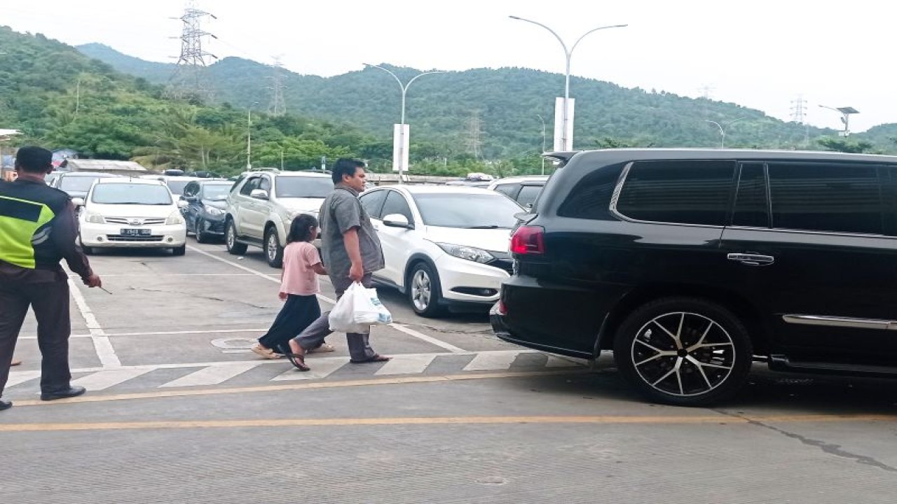 Kendaraan roda empat di Dermaga Eksekutif Pelabuhan Merak menunggu giliran naik kapal untuk diseberangkan menuju Pelabuhan Bakauheni, Lampung.ANTARA/Mansur