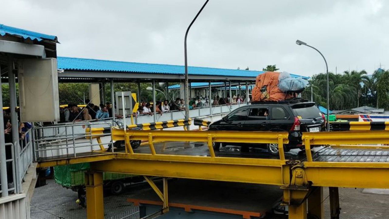 Sejumlah penumpang pejalan kaki memadati gate way di Dermaga 3 Reguler Pelabuhan Bakauheni, Lampung. ANTARA/Riadi Gunawan
