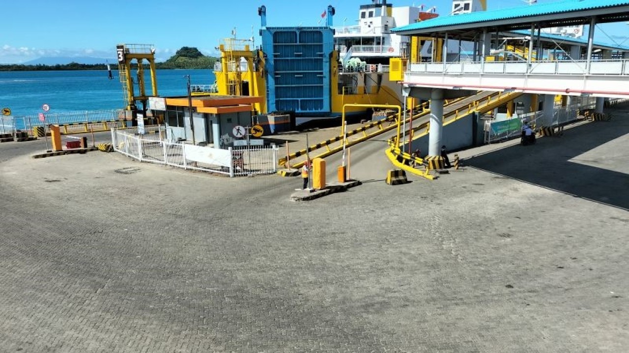 Suasana Dermaga 3 Pelabuhan Bakauheni di Kabupaten Lampung Selatan, Provinsi Lampung, Senin pagi (17/4/2023). (ANTARA/Riadi Gunawan)