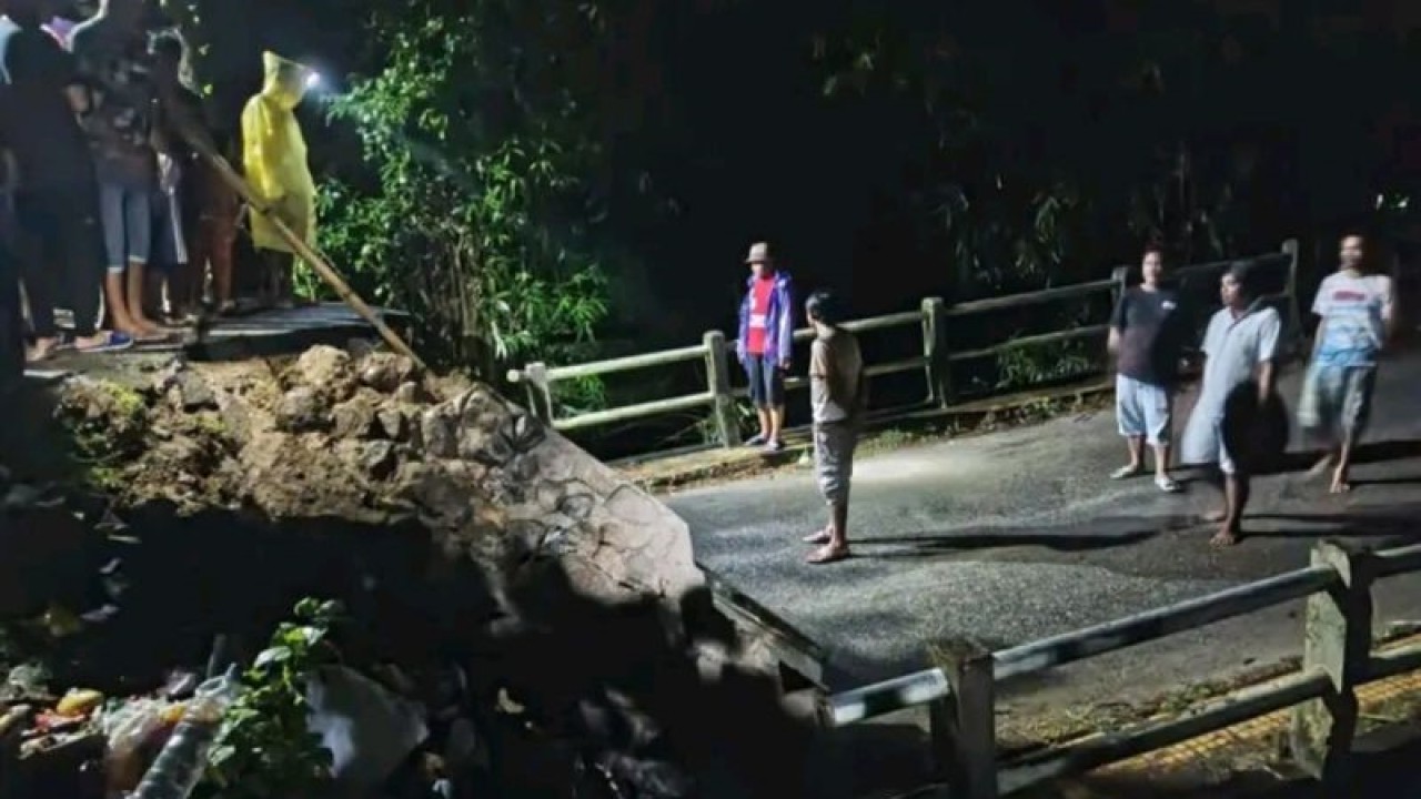 Desa Upomela di Kecamatan Bongomeme, Kabupaten Gorontalo, Provinsi Gorontalo, terisolir akibat putusnya jembatan Upomela, pada Sabtu malam (1/4/2023) sekitar pukul 19.11 WITA. (ANTARA/Susanti Sako-tangkapan layar)