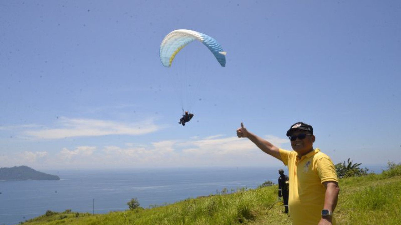 Bupati Gorontalo Utara, Thariq Modanggu, mulai mempromosikan destinasi wisata baru Bukit Dunu Paralayang di Desa Dunu, Kecamatan Monano. (ANTARA/Susanti Sako)
