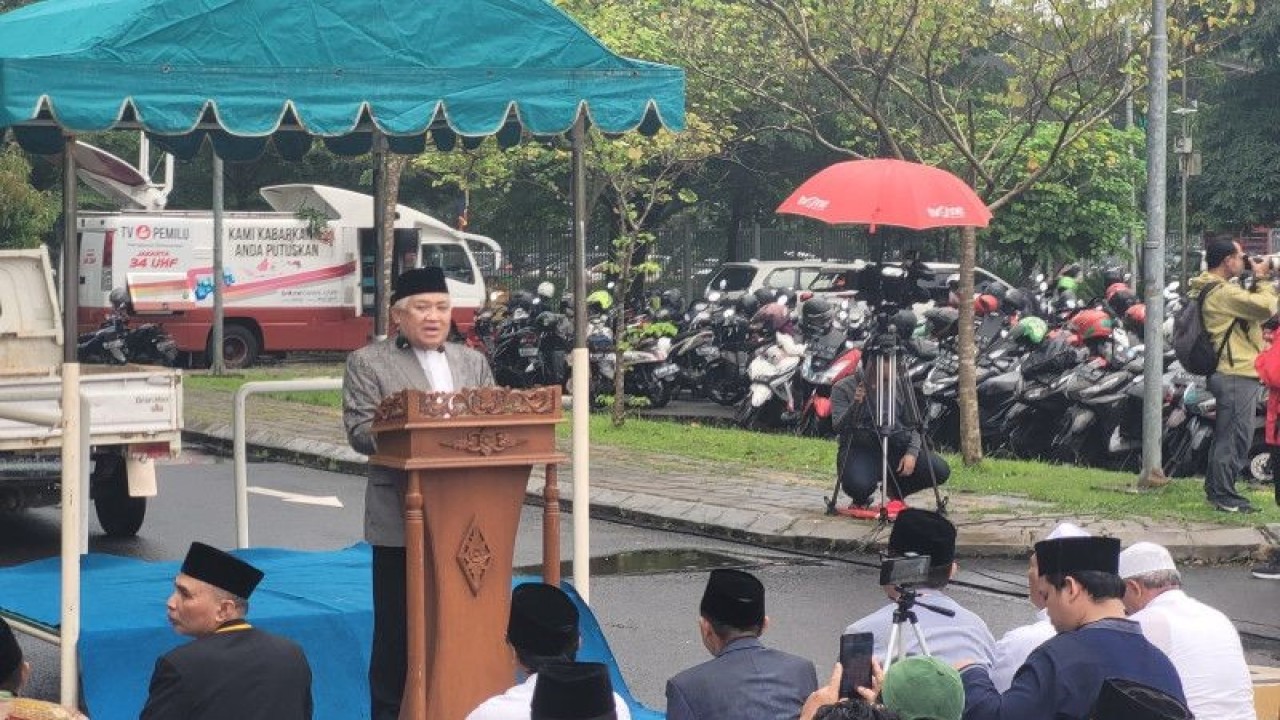 Khotbah Shalat Idul Fitri 1444 H yang dibawakan oleh Mantan Ketua Umum Pengurus Pusat (PP) Muhammadiyah Din Syamsuddin di Jakarta, Jumat (21/4/23). (ANTARA/Sean Filo Muhamad)