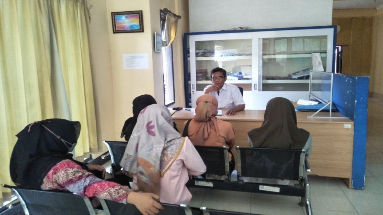 Warga pencari kerja di kantor Dinas Tenaga Kerja dan Transmigrasi Kabupaten Lombok Tengah, Nusa Tenggara Barat. (ANTARA/Akhyar)
