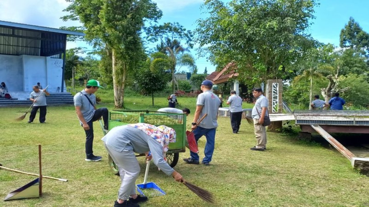 Karyawan dan karyawati Dinas Pariwisata Kabupaten Sleman melakukan aksi bersih-bersih di destinasi wisata Kaliurang menjelang libur Lebaran 2023, Rabu (12/4/2023). ANTARA/HO-Dispar Sleman