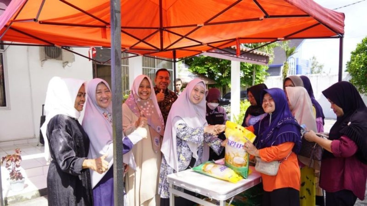 Dinas Ketahanan Pangan OKU Timur menggelar pasar sembako murah, Jumat (14/4/2023). (ANTARA/Edo Purmana)
