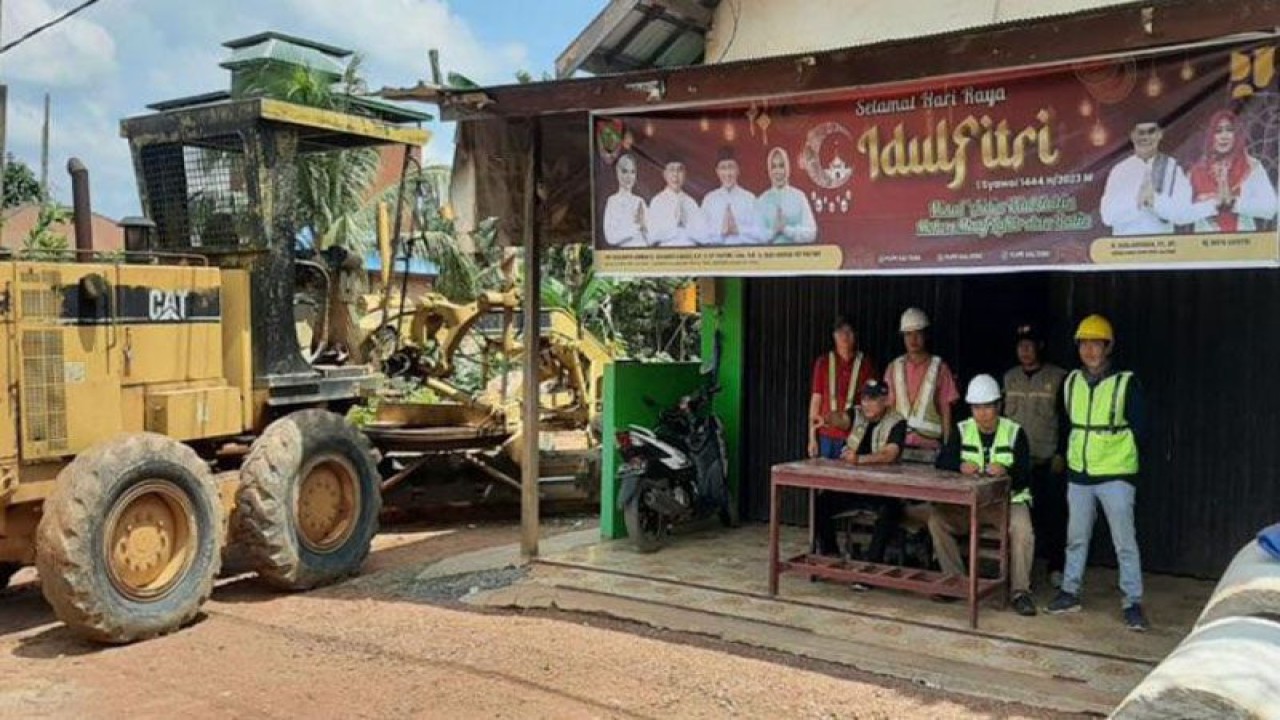 Salah satu alat berat dan posko yang disediakan Dinas PUPR dalam memberikan keamanan dan kenyamanan kepada masyarakat saat mudik maupun balik Lebaran 2023. ANTARA/HO-PUPR Kalteng.