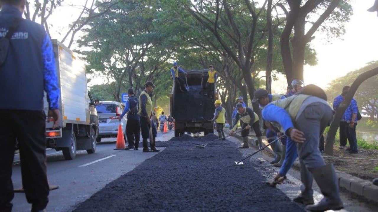 Petugas Dinas PUPR Kota Tangerang sedang melakukan pemeliharaan jalan khususnya di jalur mudik saat ini. Dinas PUPR pun telah membentuk tim khusus untuk melakukan pemantauan ke lapangan dalam mencari jalan berlubang dan langsung dilakukan perbaikan untuk kenyamanan pengendara.