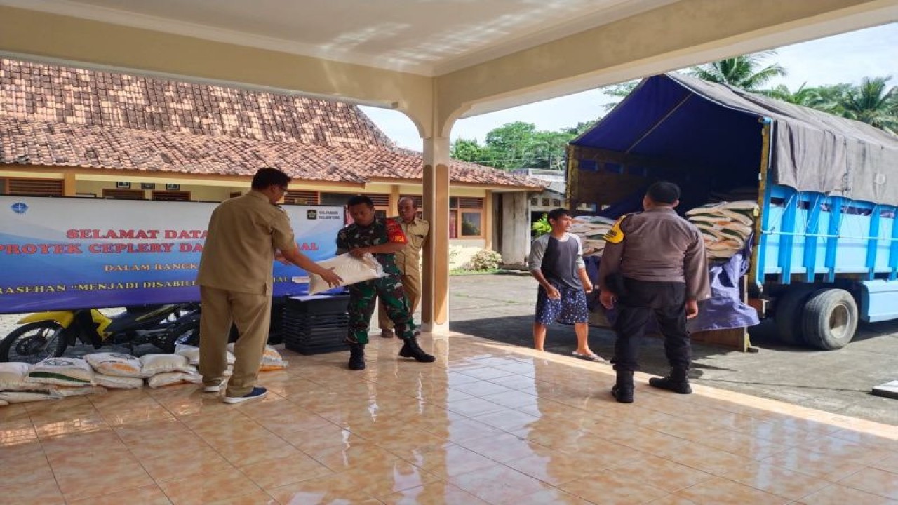Petugas sedang menurunkan beras yang akan didistribusikan kepada keluarga penerima manfaat di Kulon Progo, Senin (10/4). (ANTARA/HO-Dokumen Dinsos-P3A Kulon Progo)