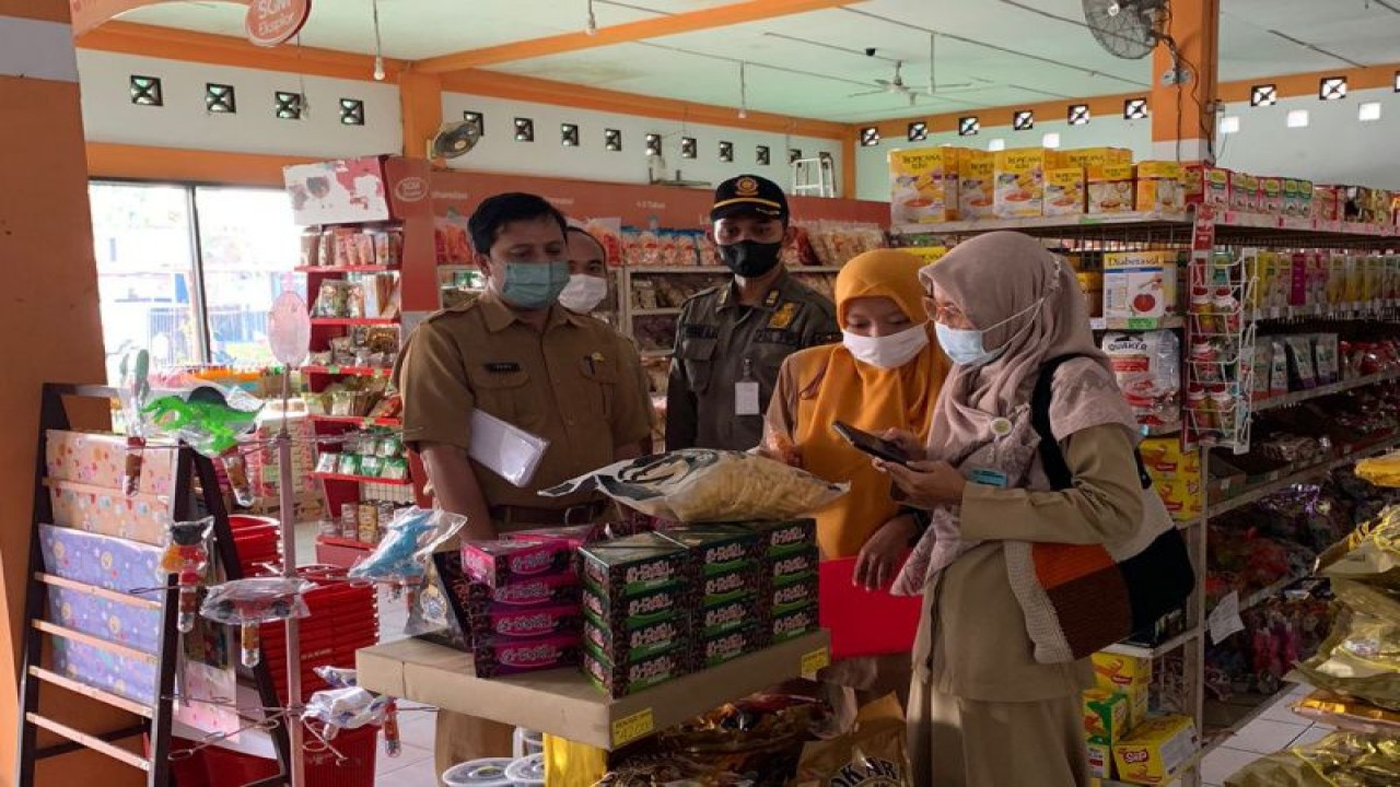 Kegiatan pengawasan lapangan ke supermarket dan minimarket wilayah Kabupaten Bantul, Daerah Istimewa Yogyakarta, oleh petugas gabungan, Senin (10/4/2023) (Foto dokumentasi Dinkes Bantul)