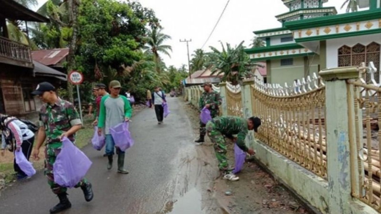 Arsip - Gerakan pemberantasan sarung nyamuk di Kecamatan Kalumpang, Kabupaten Hulu Sungai Selatan (HSS) pada beberapa waktu lalu. (ANTARA/HO-Kodim Kandangan)