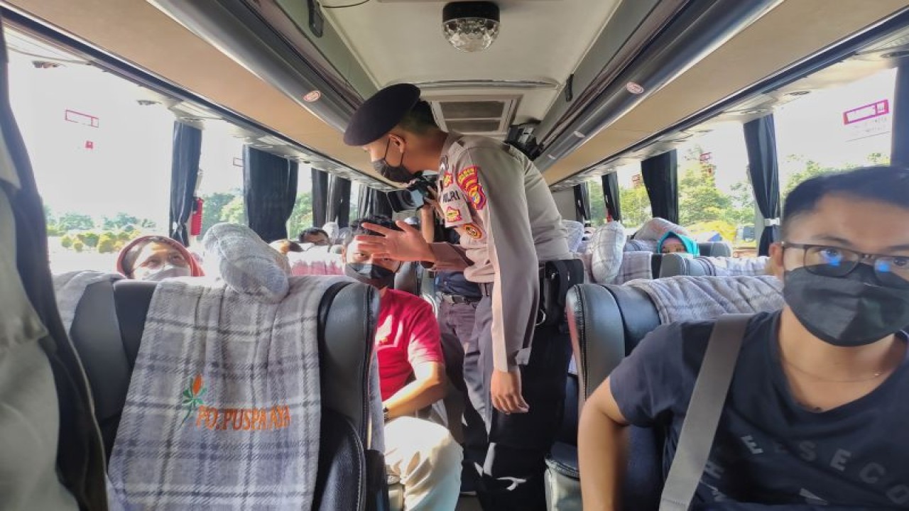 Ilustrasi- Pelaku perjalanan pengguna moda transportasi darat yang tetap menerapkan prokes terutama masker tengah menjalani pemeriksaan status vaksinasi sebelum menuju Pelabuhan Bakauheni. ANTARA/Ruth Intan Sozometa Kanafi.