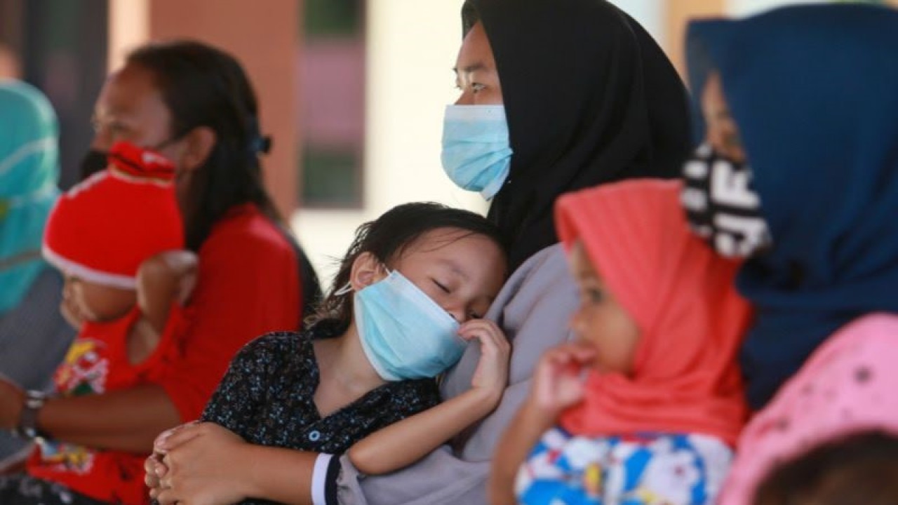 Arsip Foto - Sejumlah warga menghadiri penyaluran beras bantuan Fortivit di rumah jabatan Bupati, Kabupaten Bone Bolango, Gorontalo, Senin (26/7/2021). ANTARA FOTO/Adiwinata Solihin/foc. (.)